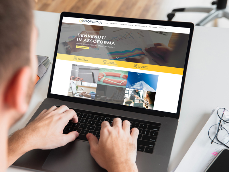 Restyling grafico sito web corsi, visuale homepage sul portatile