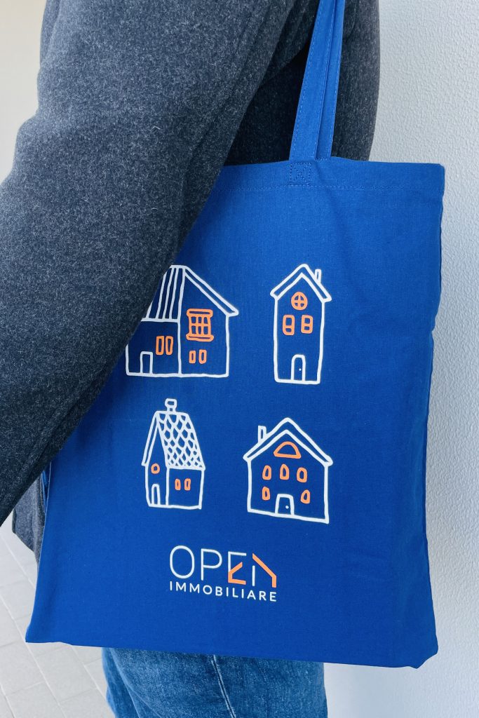 Shopper di tela blu con stampa bianca