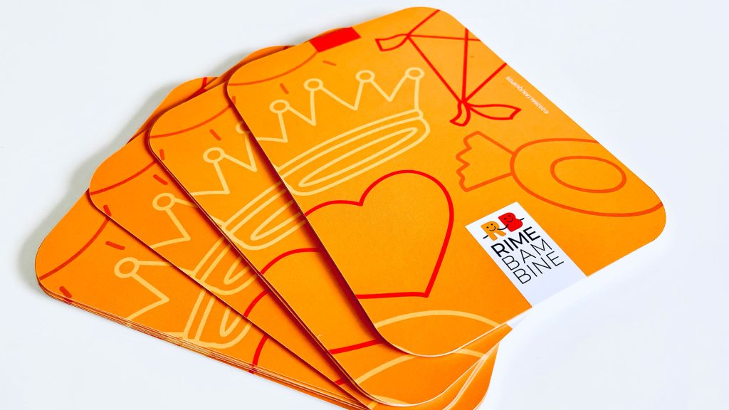 Graphic design logo applicazione su carte gioco