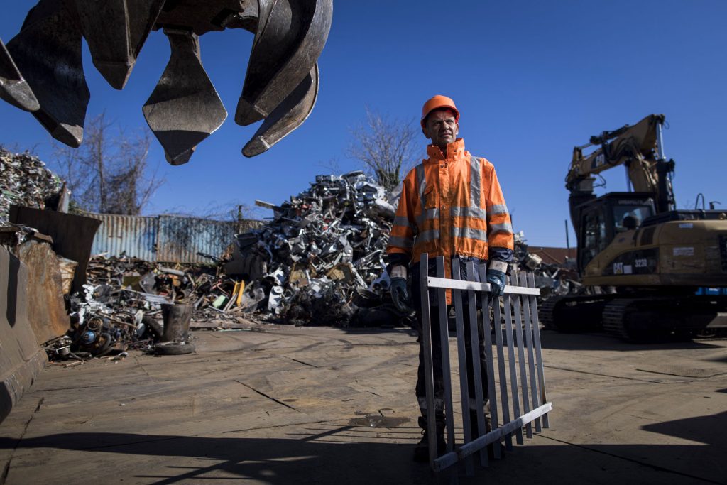 Addetto al lavoro in centro rifiuti ferrosi