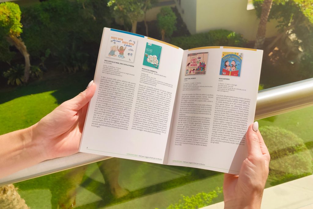 Catalogo libri tenuto in mano, layout interno